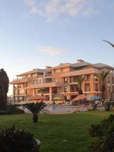 un gran edificio con piscina y complejo en Appartement-résidence prestigia plage des Nations, en Rabat