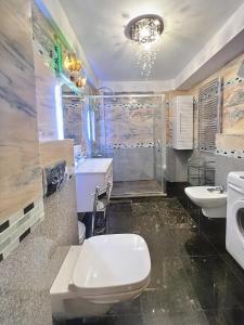 een badkamer met een toilet, een wastafel en een bad bij Black Sea Booking - Scoica in Mamaia