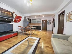 een woonkamer met een bank en een tafel bij Black Sea Booking - Scoica in Mamaia