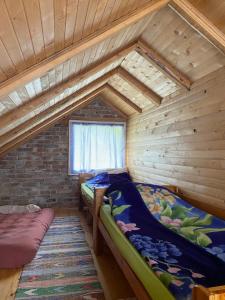 的住宿－Kamp jezero Stari Brod，客房设有两张床和窗户。