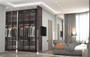 Habitación con armario, sofá y TV. en VIP Nizami EMIRATES, en Baku