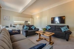 a living room with a couch and a table at Luxury flat next to town centre Long-stay discount in Reading