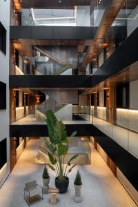 拉斯帕爾馬斯的住宿－TocToc Suites Olof Palme，一座种植盆栽植物的建筑的大厅