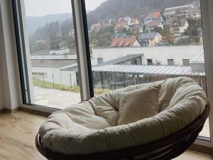 kanapę siedzącą przed dużym oknem w obiekcie Haus Mira 