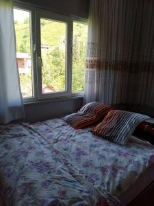 ein Bett in einem Schlafzimmer mit einem Fenster in der Unterkunft Nokta evler 