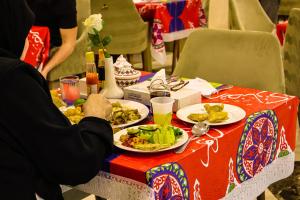 une table avec des assiettes de nourriture au-dessus dans l'établissement فندق وقف عثمان بن عفان, à Médine
