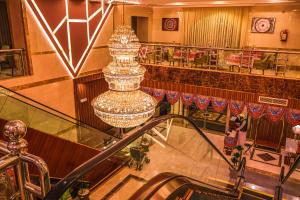 فندق وقف عثمان بن عفان في المدينة المنورة: ثريا كبيرة في مبنى مع لوبي