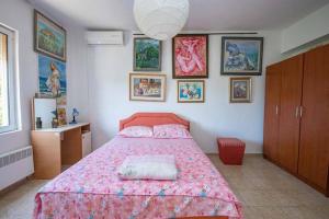 a bedroom with a bed with a pink bedspread at Вилла « Вдохновение» Dream” in Utjeha
