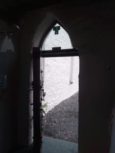 wejście do drzwi łukowych w obiekcie The Burren Art Gallery built in 1798 w mieście Tubber