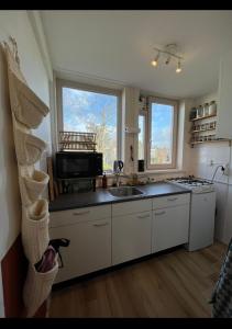 cocina con fregadero y fogones en Apartment Mellow Stay Amsterdam, en Ámsterdam