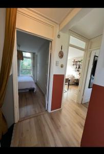 Habitación con dormitorio con cama y puerta en Apartment Mellow Stay Amsterdam, en Ámsterdam