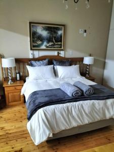 - une chambre avec un grand lit et deux lampes dans l'établissement Uitenhage Apartment - 4 Graaff-Reinet Rd, à Uitenhage