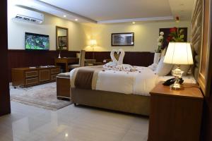 Кровать или кровати в номере Al Nafoura Hotel