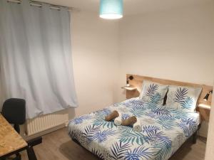 ein Schlafzimmer mit einem Bett mit zwei Teddybären darauf in der Unterkunft 62 m2 Rez de jardin, terrasse , 6 lits et parking in Annecy