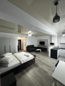 1 dormitorio con 1 cama grande y sala de estar en Almar Luxury Residence - Renting Apartments & Free Pool, en Mamaia Nord – Năvodari