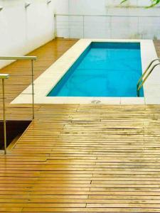 una piscina en la parte superior de un suelo de madera en HART - STUDIO MELO en Buenos Aires
