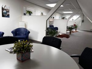 a meeting room with a table and chairs at B&B Hartje Spakenburg in Spakenburg