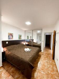a bedroom with a bed and a large mirror at Regia Apartamentos Posadas in Posadas