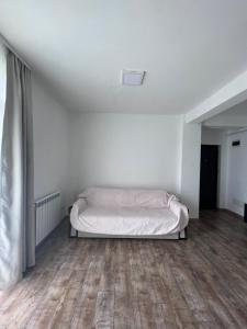 een slaapkamer met een bed in de hoek van een kamer bij Nesta Apartament in Fălticeni