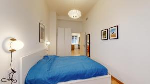 A bed or beds in a room at SAHI - Dei dell'Olimpo apartments Porta Romana