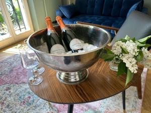 Villa Schuwardt auf Nordend في راتينو: دلو مليء بقوارير النبيذ على الطاولة
