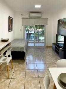 Habitación grande con cama, mesa y sillas. en Regia Apartamentos Posadas en Posadas