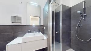 A bathroom at SAHI - Dei dell'Olimpo apartments Porta Romana