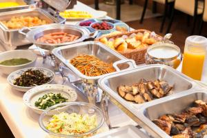 un buffet de différents types de nourriture sur une table dans l'établissement JR-East Hotel Mets Kitakami, à Kitakami