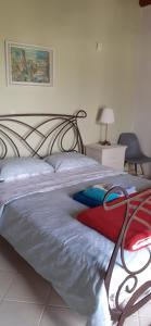 ein Schlafzimmer mit einem Bett mit Metallrahmen in der Unterkunft Eva's cottage Kastelli Pediados in Kardhoulianós