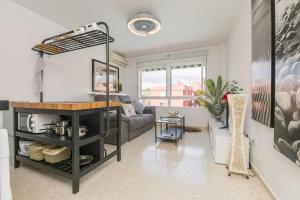 een woonkamer met een bank en een tafel bij Camarote de Algetares 2 in Algeciras