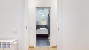 A bed or beds in a room at SAHI - Dei dell'Olimpo apartments Porta Romana
