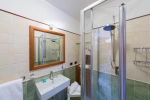 a bathroom with a sink and a shower at B&B La Casa Nel Giardino in Piano di Sorrento