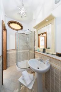 a bathroom with a sink and a shower and a mirror at B&B La Casa Nel Giardino in Piano di Sorrento