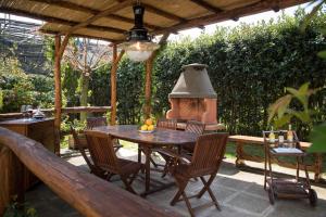 a patio with a table and chairs and a stove at B&B La Casa Nel Giardino in Piano di Sorrento