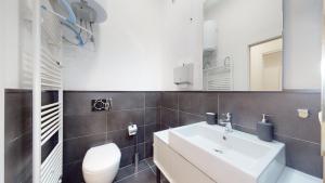 A bathroom at SAHI - Dei dell'Olimpo apartments Porta Romana