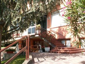 タビアーノにあるAlbergo Esperiaの玄関口へ続く階段のある家