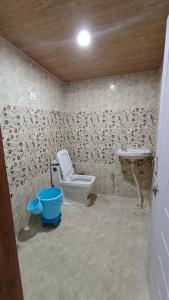 een badkamer met een toilet en een wastafel bij The Hostelers Homestay - Near ISBT, Bypass, Advance Study and HPU Simla in Shimla