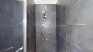 A bathroom at SAHI - Dei dell'Olimpo apartments Porta Romana