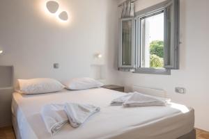 Posteľ alebo postele v izbe v ubytovaní Seaview Villa Euterpe