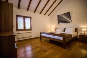 sypialnia z łóżkiem i oknem w obiekcie Divna Vila w mieście Vrnjačka Banja