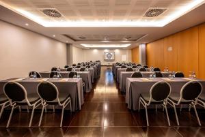 una habitación con filas de mesas y sillas en Albir Playa Hotel & Spa en Albir