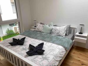 a bed with black bows on it in a bedroom at Wiener Townhouse Schönbrunn in Vienna