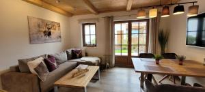 salon z kanapą i stołem w obiekcie Hochalmbahnen Chalets Rauris 1-05 WE1 Maislaufeldweg 1h EG w mieście Rauris