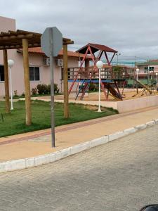 einen Park mit Spielplatz mit Schaukel in der Unterkunft Aconchego in Petrolina