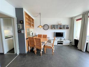 uma cozinha e sala de jantar com mesa e cadeiras em Ferienpark Sierksdorf App 531 - Strandlage em Sierksdorf