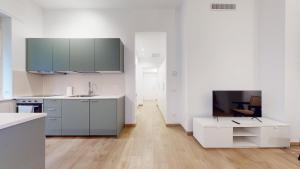 A kitchen or kitchenette at SAHI - Dei dell'Olimpo apartments Porta Romana