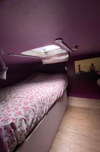 - une petite chambre avec un lit et une fenêtre dans l'établissement Péniche hollandaise cosy, à Dole