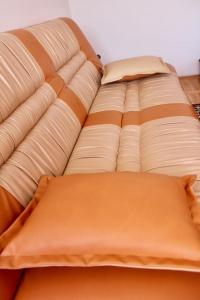 Krivoglavci的住宿－Villa Sarajevo, Vogosca，一张橙色的床,上面有两个枕头