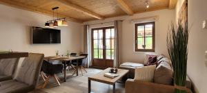 un salon avec un canapé et une table dans l'établissement Hochalmbahnen Chalets Rauris 1-06 WE2 Maislaufeldweg 1g EG, à Rauris