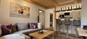 a living room with a couch and a table at Hochalmbahnen Chalets Rauris 1-06 WE2 Maislaufeldweg 1g EG in Rauris
